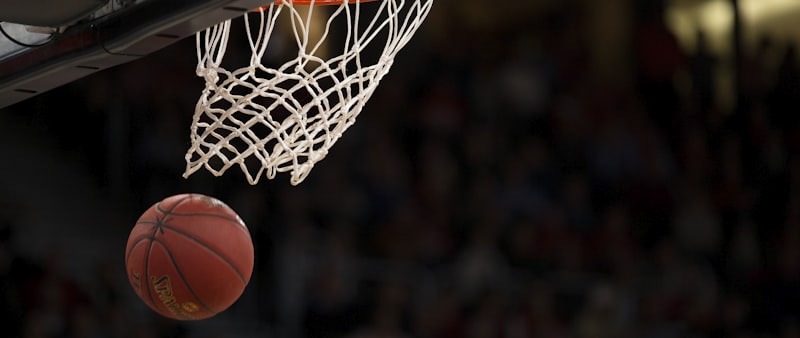 即时排行栏目图 - NBA东西部球队排名与胜率统计表，显示季后赛对阵形势