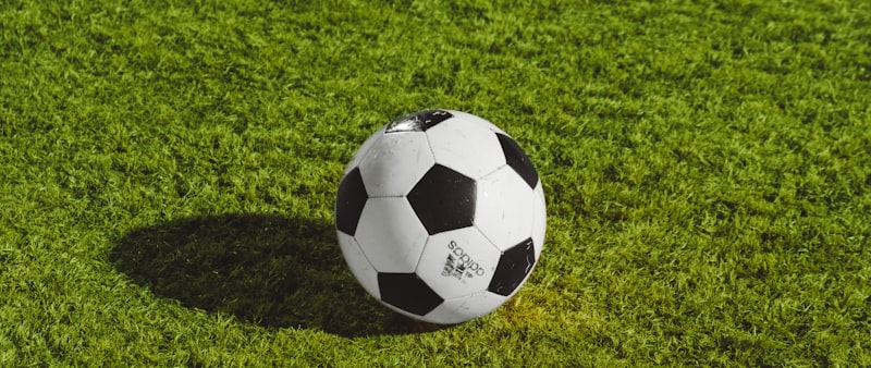 LIVE频道栏目图 - 欧冠决赛直播画面，球场灯光璀璨，球员激烈拼抢